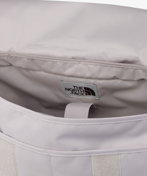 THE NORTH FACE(ザノースフェイス)の「国内未発売 THE NORTH FACE(ザ・ノースフェイス)/カラビナミニポーチ付 A4 対応 収納ポケット多数 ショルダーバッグ/SUPER MESSENGER BAG L(ショルダーバッグ・レディース・ブラック/ホワイト/チャコールグレー・FREE)」の6枚目の写真