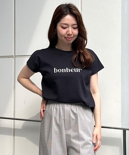 UNFILO（アンフィーロ）の「BEAUTY FORM ロゴ刺繍フレンチスリーブTシャツ（Tシャツ/カットソー・レディース・ホワイト系1/グレー系2/ホワイト系2/ダークブラウン系1/グレー系1/ベージュ系1/ブラック系1/ベージュ系2/ホワイト系3・LARGE/MEDIUM/SMALL）」の5枚目の写真