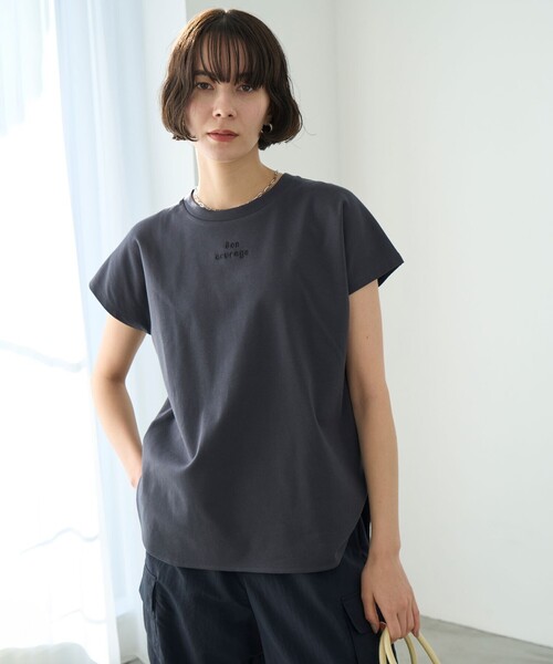 UNFILO（アンフィーロ）の「BEAUTY FORM ロゴ刺繍フレンチスリーブTシャツ（Tシャツ/カットソー・レディース・ホワイト系1/グレー系2/ホワイト系2/ダークブラウン系1/グレー系1/ベージュ系1/ブラック系1/ベージュ系2/ホワイト系3・LARGE/MEDIUM/SMALL）」の6枚目の写真
