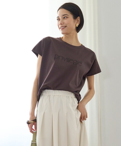 UNFILO（アンフィーロ）の「BEAUTY FORM ロゴ刺繍フレンチスリーブTシャツ（Tシャツ/カットソー・レディース・ホワイト系1/グレー系2/ホワイト系2/ダークブラウン系1/グレー系1/ベージュ系1/ブラック系1/ベージュ系2/ホワイト系3・LARGE/MEDIUM/SMALL）」の7枚目の写真