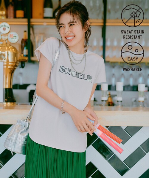 UNFILO（アンフィーロ）の「BEAUTY FORM ロゴ刺繍フレンチスリーブTシャツ（Tシャツ/カットソー・レディース・ホワイト系1/グレー系2/ホワイト系2/ダークブラウン系1/グレー系1/ベージュ系1/ブラック系1/ベージュ系2/ホワイト系3・LARGE/MEDIUM/SMALL）」の9枚目の写真