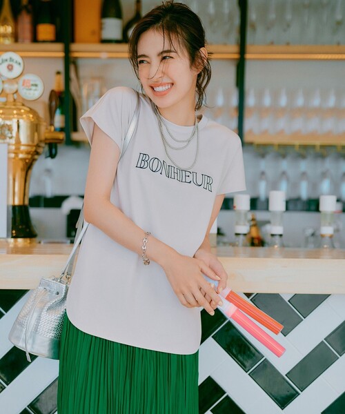 UNFILO(アンフィーロ)の「BEAUTY FORM ロゴ刺繍フレンチスリーブTシャツ(Tシャツ/カットソー・レディース・ホワイト系1/グレー系2/ホワイト系2/ダークブラウン系1/グレー系1/ベージュ系1/ブラック系1/ベージュ系2/ホワイト系3・LARGE/MEDIUM/SMALL)」の10枚目の写真