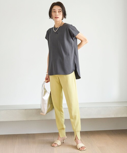 UNFILO(アンフィーロ)の「BEAUTY FORM ロゴ刺繍フレンチスリーブTシャツ(Tシャツ/カットソー・レディース・ホワイト系1/グレー系2/ホワイト系2/ダークブラウン系1/グレー系1/ベージュ系1/ブラック系1/ベージュ系2/ホワイト系3・LARGE/MEDIUM/SMALL)」の17枚目の写真