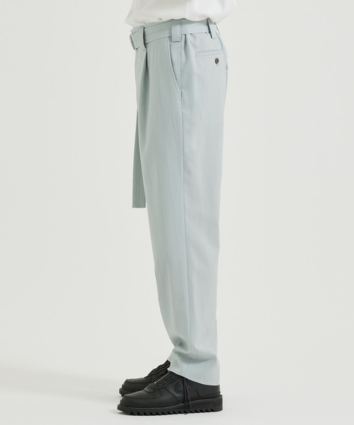 UJOH(ウジョー)の「【UJOH HOMME / ウジョーオム】1 Tuck Belt PNT/1タックベルトパンツ(スラックス・メンズ・ライトグレー/ネイビー・2/3)」の5枚目の写真