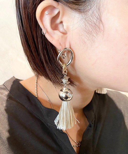 amplis(アンプリス)の「アシンメトリータッセルイヤリング/with tassel(イヤリング・レディース・ブラウン/ブラック/ベージュ/グレー・FREE)」の11枚目の写真