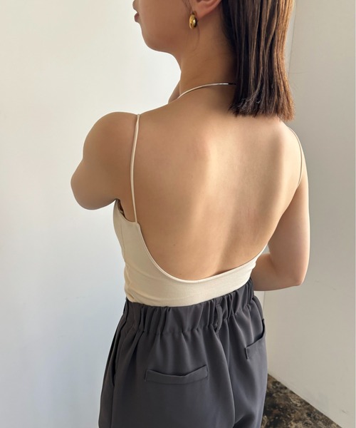 Amiur(エミレ)の「back open bra top / バックオープンブラトップ(キャミソール・レディース・ブラウン/ブラック/アイボリー・FREE)」の6枚目の写真