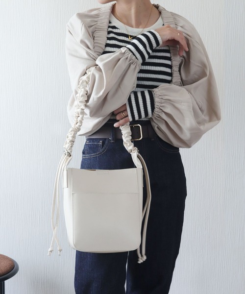 florist(フローリスト)の「【2way】韓国ファッション軽いレザーショルダーバッグラッフルギャザーリボン / 500mlボトル収納OK(ショルダーバッグ・レディース・チャコールグレー/シルバー/アイボリー/グレイッシュベージュ/ブラック/シャンパン・M size)」の1枚目の写真