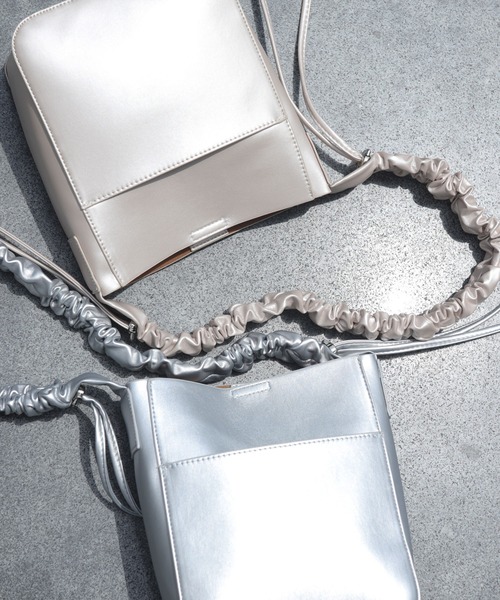 florist(フローリスト)の「【2way】韓国ファッション軽いレザーショルダーバッグラッフルギャザーリボン / 500mlボトル収納OK(ショルダーバッグ・レディース・チャコールグレー/シルバー/アイボリー/グレイッシュベージュ/ブラック/シャンパン・M size)」の7枚目の写真