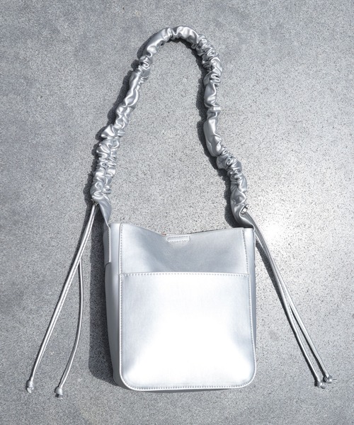 florist(フローリスト)の「【2way】韓国ファッション軽いレザーショルダーバッグラッフルギャザーリボン / 500mlボトル収納OK(ショルダーバッグ・レディース・チャコールグレー/シルバー/アイボリー/グレイッシュベージュ/ブラック/シャンパン・M size)」の8枚目の写真