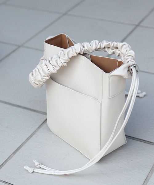 florist(フローリスト)の「【2way】韓国ファッション軽いレザーショルダーバッグラッフルギャザーリボン / 500mlボトル収納OK(ショルダーバッグ・レディース・チャコールグレー/シルバー/アイボリー/グレイッシュベージュ/ブラック/シャンパン・M size)」の13枚目の写真