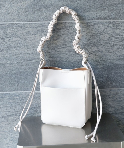 florist(フローリスト)の「【2way】韓国ファッション軽いレザーショルダーバッグラッフルギャザーリボン / 500mlボトル収納OK(ショルダーバッグ・レディース・チャコールグレー/シルバー/アイボリー/グレイッシュベージュ/ブラック/シャンパン・M size)」の12枚目の写真