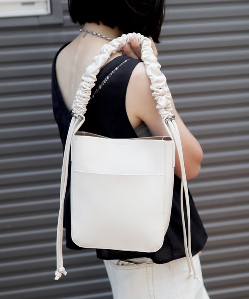 florist(フローリスト)の「【2way】韓国ファッション軽いレザーショルダーバッグラッフルギャザーリボン / 500mlボトル収納OK(ショルダーバッグ・レディース・チャコールグレー/シルバー/アイボリー/グレイッシュベージュ/ブラック/シャンパン・M size)」の16枚目の写真