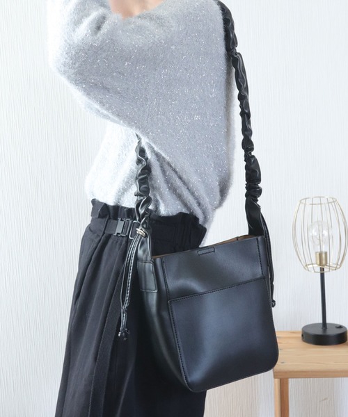 florist(フローリスト)の「【2way】韓国ファッション軽いレザーショルダーバッグラッフルギャザーリボン / 500mlボトル収納OK(ショルダーバッグ・レディース・チャコールグレー/シルバー/アイボリー/グレイッシュベージュ/ブラック/シャンパン・M size)」の19枚目の写真