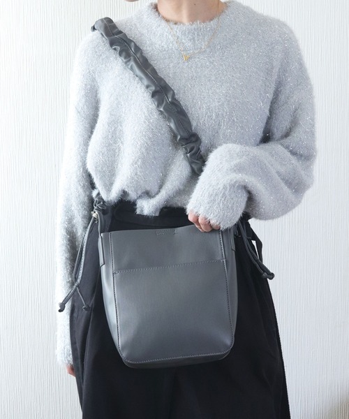 florist(フローリスト)の「【2way】韓国ファッション軽いレザーショルダーバッグラッフルギャザーリボン / 500mlボトル収納OK(ショルダーバッグ・レディース・チャコールグレー/シルバー/アイボリー/グレイッシュベージュ/ブラック/シャンパン・M size)」の20枚目の写真