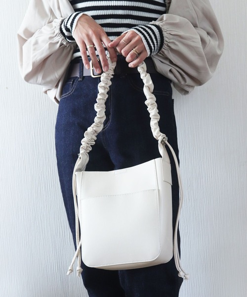 florist(フローリスト)の「【2way】韓国ファッション軽いレザーショルダーバッグラッフルギャザーリボン / 500mlボトル収納OK(ショルダーバッグ・レディース・チャコールグレー/シルバー/アイボリー/グレイッシュベージュ/ブラック/シャンパン・M size)」の22枚目の写真