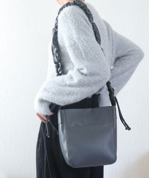 florist(フローリスト)の「【2way】韓国ファッション軽いレザーショルダーバッグラッフルギャザーリボン / 500mlボトル収納OK(ショルダーバッグ・レディース・チャコールグレー/シルバー/アイボリー/グレイッシュベージュ/ブラック/シャンパン・M size)」の21枚目の写真