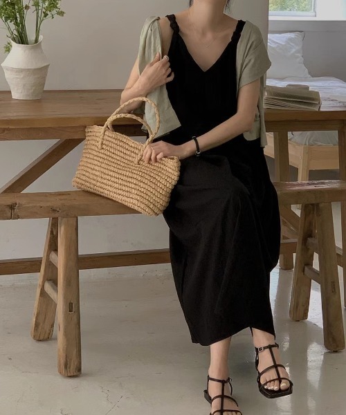 ECLIN（エクラン）の「肩紐結びデザインタックVネックキャミワンピース（ワンピース・レディース・アイボリー/ブラック・M/L/XL）」の2枚目の写真