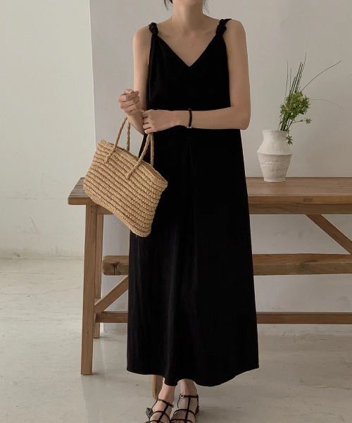 ECLIN（エクラン）の「肩紐結びデザインタックVネックキャミワンピース（ワンピース・レディース・アイボリー/ブラック・M/L/XL）」の9枚目の写真