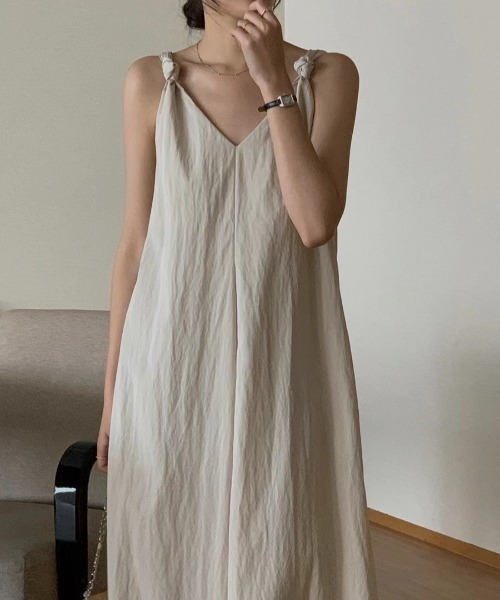 ECLIN（エクラン）の「肩紐結びデザインタックVネックキャミワンピース（ワンピース・レディース・アイボリー/ブラック・M/L/XL）」の7枚目の写真