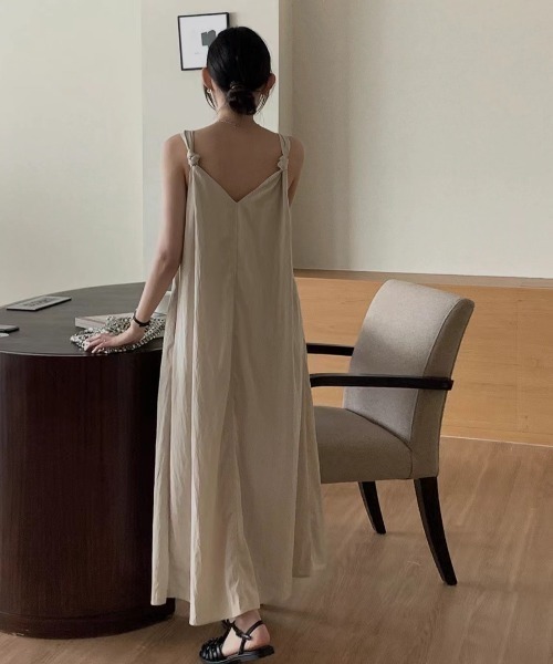 ECLIN（エクラン）の「肩紐結びデザインタックVネックキャミワンピース（ワンピース・レディース・アイボリー/ブラック・M/L/XL）」の6枚目の写真