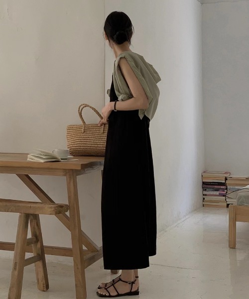 ECLIN（エクラン）の「肩紐結びデザインタックVネックキャミワンピース（ワンピース・レディース・アイボリー/ブラック・M/L/XL）」の13枚目の写真