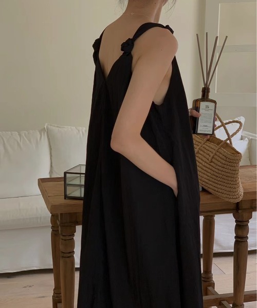 ECLIN（エクラン）の「肩紐結びデザインタックVネックキャミワンピース（ワンピース・レディース・アイボリー/ブラック・M/L/XL）」の11枚目の写真