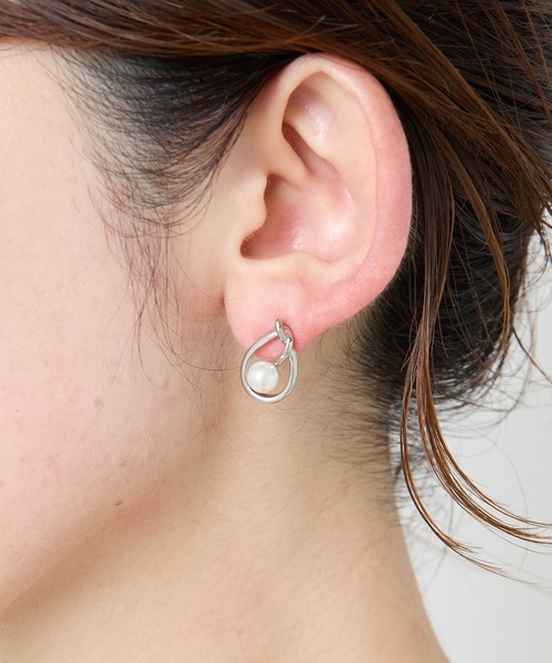 PAPILLONNER（パピヨネ）の「ノットパールピアス（ピアス（両耳用）・レディース・シルバー/ゴールド・FREE）」の3枚目の写真