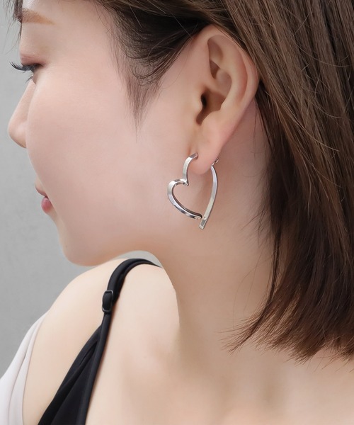 blackdia ocean(ブラックダイヤオーシャン)の「blackdia ocean ハートストロークピアス(ピアス(両耳用)・レディース・ゴールド/シルバー・FREE)」の2枚目の写真