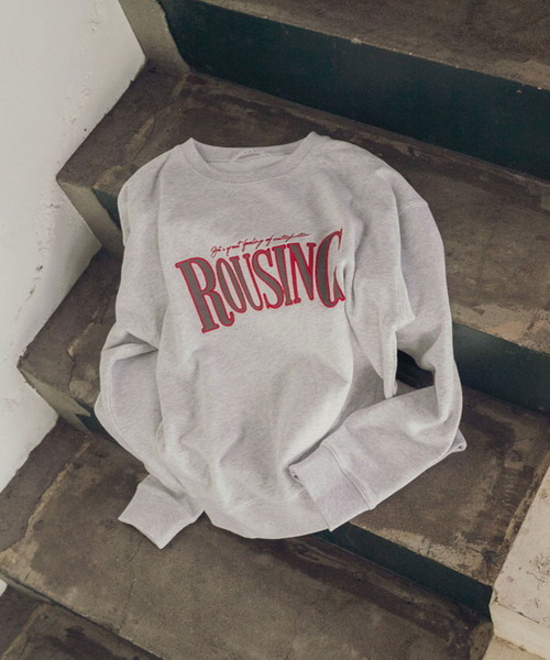 KBF（ケイビーエフ）の「カレッジロゴスウェット（スウェット・レディース・グレー/レッド/ブラウン・ONE）」の2枚目の写真