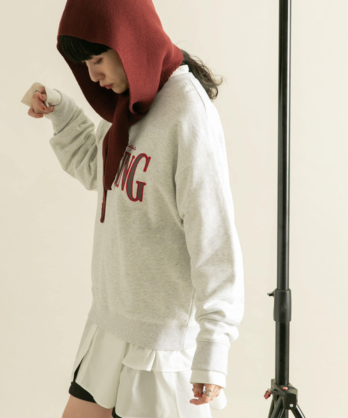 KBF（ケイビーエフ）の「カレッジロゴスウェット（スウェット・レディース・グレー/レッド/ブラウン・ONE）」の8枚目の写真