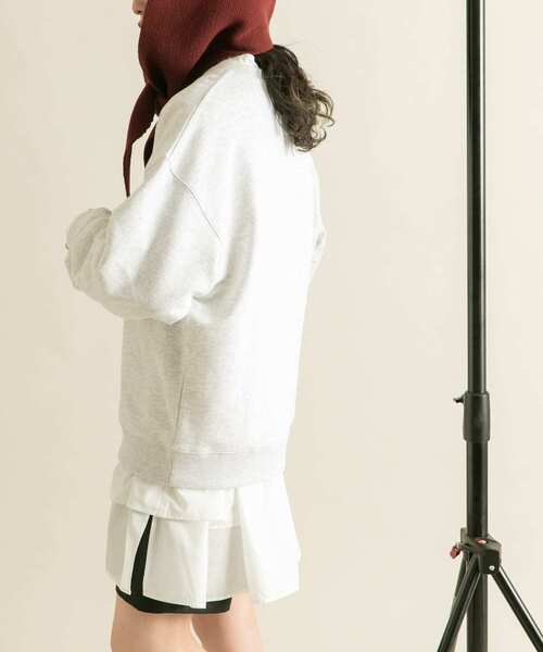 KBF（ケイビーエフ）の「カレッジロゴスウェット（スウェット・レディース・グレー/レッド/ブラウン・ONE）」の9枚目の写真