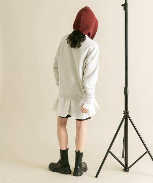 KBF（ケイビーエフ）の「カレッジロゴスウェット（スウェット・レディース・グレー/レッド/ブラウン・ONE）」の13枚目の写真