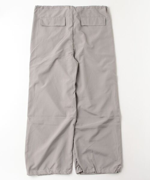 Chikashitsu +（チカシツプラス）の「ストリートファッション Chikashitsu + OaKS チカシツプラスオークス tuck design nylon wide pants タックデザインナイロンワイドパンツ ナイロンパンツ ワイドパンツ ナイロンカーゴパンツ トラックパンツ スポーツミックス 韓国ファッション 韓国 ストリート（カーゴパンツ・レディース・グレー/ブラック・ONE SIZE）」の3枚目の写真