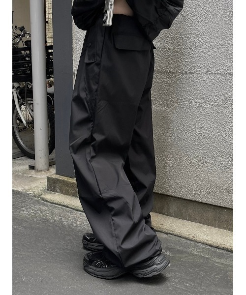 Chikashitsu +（チカシツプラス）の「ストリートファッション Chikashitsu + OaKS チカシツプラスオークス tuck design nylon wide pants タックデザインナイロンワイドパンツ ナイロンパンツ ワイドパンツ ナイロンカーゴパンツ トラックパンツ スポーツミックス 韓国ファッション 韓国 ストリート（カーゴパンツ・レディース・グレー/ブラック・ONE SIZE）」の10枚目の写真