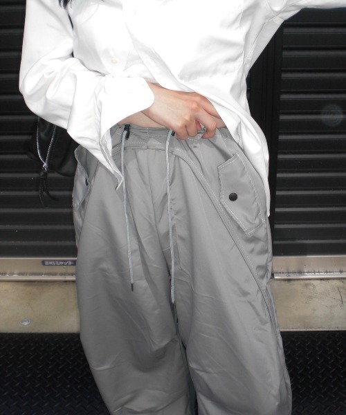 Chikashitsu +（チカシツプラス）の「ストリートファッション Chikashitsu + OaKS チカシツプラスオークス tuck design nylon wide pants タックデザインナイロンワイドパンツ ナイロンパンツ ワイドパンツ ナイロンカーゴパンツ トラックパンツ スポーツミックス 韓国ファッション 韓国 ストリート（カーゴパンツ・レディース・グレー/ブラック・ONE SIZE）」の22枚目の写真