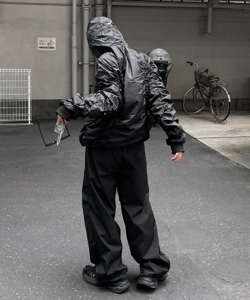 Chikashitsu +（チカシツプラス）の「ストリートファッション Chikashitsu + OaKS チカシツプラスオークス tuck design nylon wide pants タックデザインナイロンワイドパンツ ナイロンパンツ ワイドパンツ ナイロンカーゴパンツ トラックパンツ スポーツミックス 韓国ファッション 韓国 ストリート（カーゴパンツ・レディース・グレー/ブラック・ONE SIZE）」の9枚目の写真