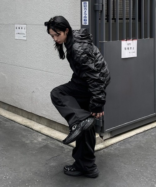 Chikashitsu +（チカシツプラス）の「ストリートファッション Chikashitsu + OaKS チカシツプラスオークス tuck design nylon wide pants タックデザインナイロンワイドパンツ ナイロンパンツ ワイドパンツ ナイロンカーゴパンツ トラックパンツ スポーツミックス 韓国ファッション 韓国 ストリート（カーゴパンツ・レディース・グレー/ブラック・ONE SIZE）」の7枚目の写真