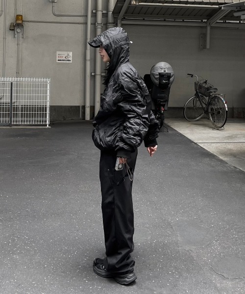 Chikashitsu +（チカシツプラス）の「ストリートファッション Chikashitsu + OaKS チカシツプラスオークス tuck design nylon wide pants タックデザインナイロンワイドパンツ ナイロンパンツ ワイドパンツ ナイロンカーゴパンツ トラックパンツ スポーツミックス 韓国ファッション 韓国 ストリート（カーゴパンツ・レディース・グレー/ブラック・ONE SIZE）」の6枚目の写真
