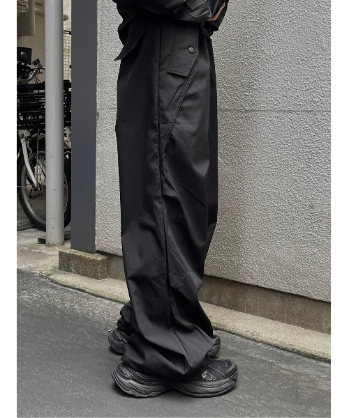 Chikashitsu +（チカシツプラス）の「ストリートファッション Chikashitsu + OaKS チカシツプラスオークス tuck design nylon wide pants タックデザインナイロンワイドパンツ ナイロンパンツ ワイドパンツ ナイロンカーゴパンツ トラックパンツ スポーツミックス 韓国ファッション 韓国 ストリート（カーゴパンツ・レディース・グレー/ブラック・ONE SIZE）」の11枚目の写真