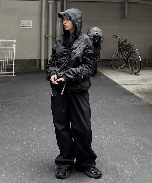 Chikashitsu +（チカシツプラス）の「ストリートファッション Chikashitsu + OaKS チカシツプラスオークス tuck design nylon wide pants タックデザインナイロンワイドパンツ ナイロンパンツ ワイドパンツ ナイロンカーゴパンツ トラックパンツ スポーツミックス 韓国ファッション 韓国 ストリート（カーゴパンツ・レディース・グレー/ブラック・ONE SIZE）」の5枚目の写真
