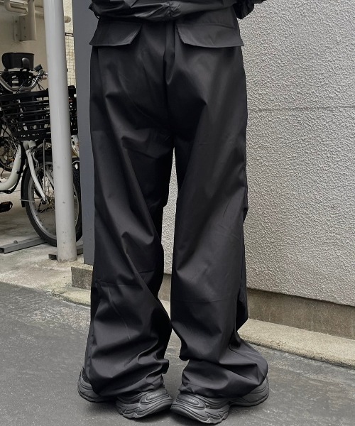 Chikashitsu +（チカシツプラス）の「ストリートファッション Chikashitsu + OaKS チカシツプラスオークス tuck design nylon wide pants タックデザインナイロンワイドパンツ ナイロンパンツ ワイドパンツ ナイロンカーゴパンツ トラックパンツ スポーツミックス 韓国ファッション 韓国 ストリート（カーゴパンツ・レディース・グレー/ブラック・ONE SIZE）」の12枚目の写真