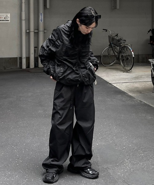 Chikashitsu +（チカシツプラス）の「ストリートファッション Chikashitsu + OaKS チカシツプラスオークス tuck design nylon wide pants タックデザインナイロンワイドパンツ ナイロンパンツ ワイドパンツ ナイロンカーゴパンツ トラックパンツ スポーツミックス 韓国ファッション 韓国 ストリート（カーゴパンツ・レディース・グレー/ブラック・ONE SIZE）」の4枚目の写真