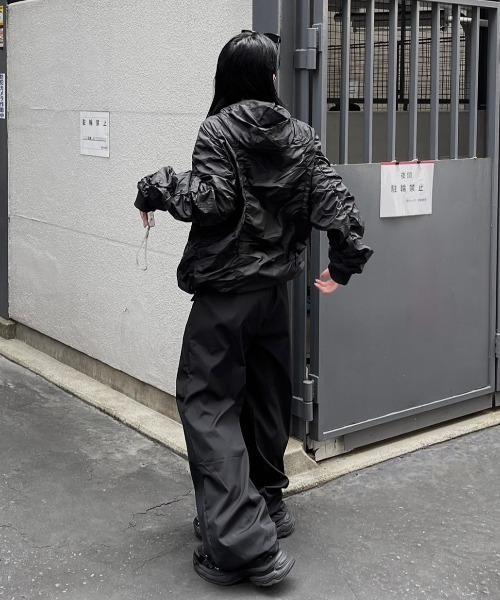 Chikashitsu +（チカシツプラス）の「ストリートファッション Chikashitsu + OaKS チカシツプラスオークス tuck design nylon wide pants タックデザインナイロンワイドパンツ ナイロンパンツ ワイドパンツ ナイロンカーゴパンツ トラックパンツ スポーツミックス 韓国ファッション 韓国 ストリート（カーゴパンツ・レディース・グレー/ブラック・ONE SIZE）」の8枚目の写真