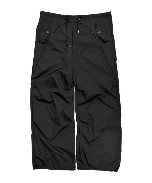 Chikashitsu +（チカシツプラス）の「ストリートファッション Chikashitsu + OaKS チカシツプラスオークス tuck design nylon wide pants タックデザインナイロンワイドパンツ ナイロンパンツ ワイドパンツ ナイロンカーゴパンツ トラックパンツ スポーツミックス 韓国ファッション 韓国 ストリート（カーゴパンツ・レディース・グレー/ブラック・ONE SIZE）」の13枚目の写真