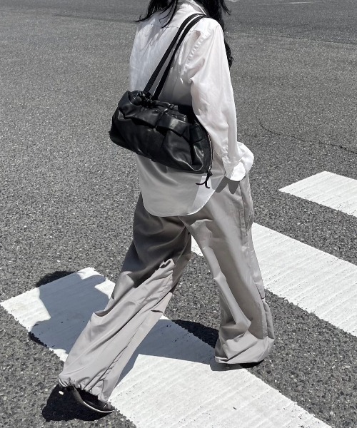 Chikashitsu +（チカシツプラス）の「ストリートファッション Chikashitsu + OaKS チカシツプラスオークス tuck design nylon wide pants タックデザインナイロンワイドパンツ ナイロンパンツ ワイドパンツ ナイロンカーゴパンツ トラックパンツ スポーツミックス 韓国ファッション 韓国 ストリート（カーゴパンツ・レディース・グレー/ブラック・ONE SIZE）」の16枚目の写真
