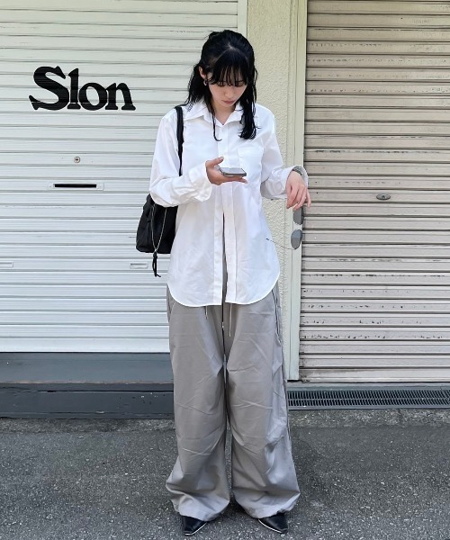 Chikashitsu +（チカシツプラス）の「ストリートファッション Chikashitsu + OaKS チカシツプラスオークス tuck design nylon wide pants タックデザインナイロンワイドパンツ ナイロンパンツ ワイドパンツ ナイロンカーゴパンツ トラックパンツ スポーツミックス 韓国ファッション 韓国 ストリート（カーゴパンツ・レディース・グレー/ブラック・ONE SIZE）」の15枚目の写真