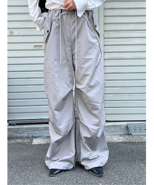 Chikashitsu +（チカシツプラス）の「ストリートファッション Chikashitsu + OaKS チカシツプラスオークス tuck design nylon wide pants タックデザインナイロンワイドパンツ ナイロンパンツ ワイドパンツ ナイロンカーゴパンツ トラックパンツ スポーツミックス 韓国ファッション 韓国 ストリート（カーゴパンツ・レディース・グレー/ブラック・ONE SIZE）」の19枚目の写真