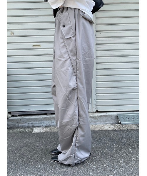 Chikashitsu +（チカシツプラス）の「ストリートファッション Chikashitsu + OaKS チカシツプラスオークス tuck design nylon wide pants タックデザインナイロンワイドパンツ ナイロンパンツ ワイドパンツ ナイロンカーゴパンツ トラックパンツ スポーツミックス 韓国ファッション 韓国 ストリート（カーゴパンツ・レディース・グレー/ブラック・ONE SIZE）」の20枚目の写真