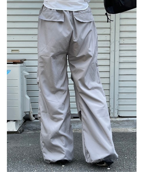 Chikashitsu +（チカシツプラス）の「ストリートファッション Chikashitsu + OaKS チカシツプラスオークス tuck design nylon wide pants タックデザインナイロンワイドパンツ ナイロンパンツ ワイドパンツ ナイロンカーゴパンツ トラックパンツ スポーツミックス 韓国ファッション 韓国 ストリート（カーゴパンツ・レディース・グレー/ブラック・ONE SIZE）」の21枚目の写真