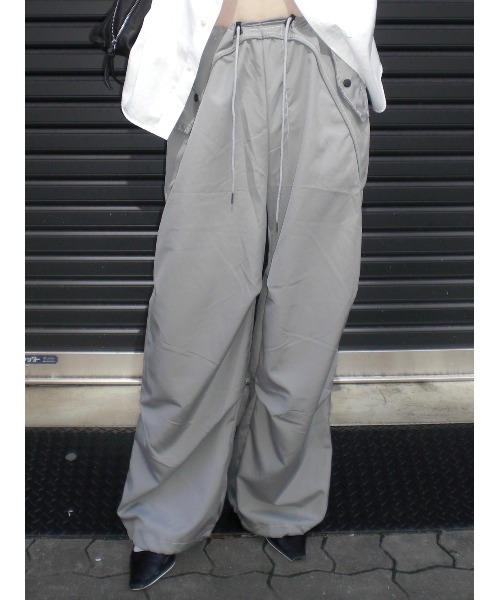 Chikashitsu +（チカシツプラス）の「ストリートファッション Chikashitsu + OaKS チカシツプラスオークス tuck design nylon wide pants タックデザインナイロンワイドパンツ ナイロンパンツ ワイドパンツ ナイロンカーゴパンツ トラックパンツ スポーツミックス 韓国ファッション 韓国 ストリート（カーゴパンツ・レディース・グレー/ブラック・ONE SIZE）」の18枚目の写真